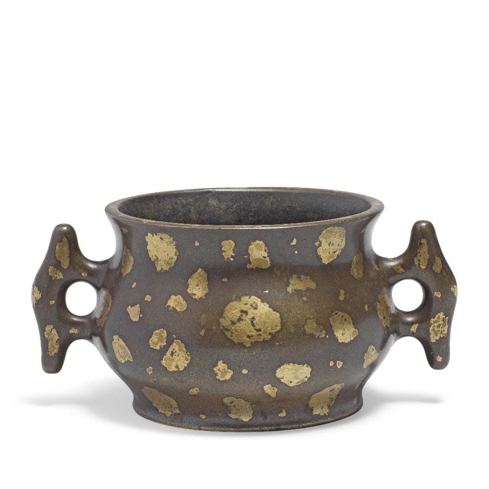 A GOLD-SPLASHED BRONZE HALBERD-HANDLED INCENSE BURNER, YILU Xuande six-character mark, 17th/18th...: A GOLD-SPLASHED BRONZE HALBERD-HANDLED INCENSE BURNER, YILU Xuande six-character mark, 17th/18th century Of compressed globular form flanked by a pair of simplified halberd-shaped handles below the sl