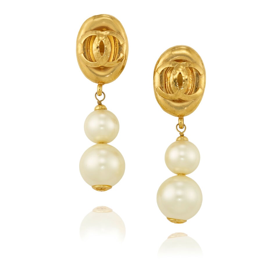 CHANEL: CC LOGO PEARL DROP EARRINGS 1992-1993 (1 of 1)