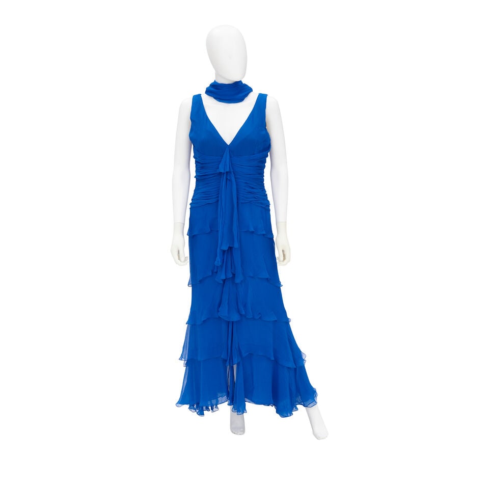 OSCAR DE LA RENTA: BLUE CHIFFON GOWN: OSCAR DE LA RENTA: BLUE CHIFFON GOWN • Marked Size 10 • Blue Silk Chiffon Ruched Exterior • Zipper Closure • Shawl Included For further information on this lot please visit