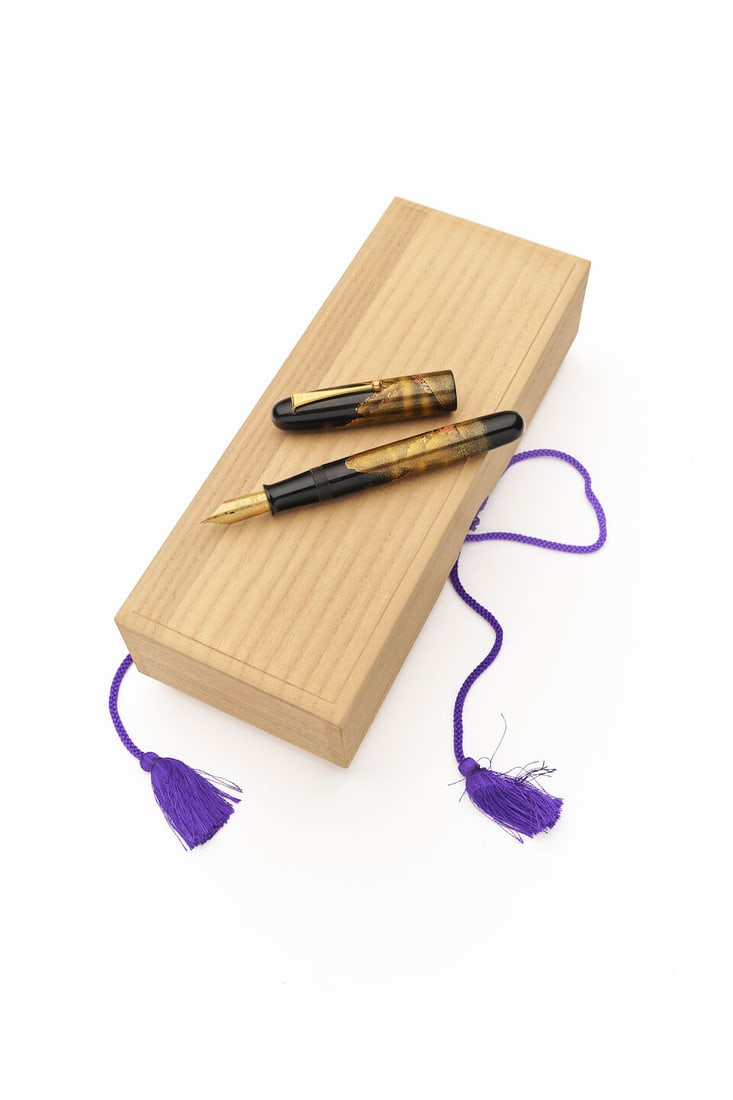 Namiki | Emperor Collection Maki-e fountain pen: Namiki | Emperor Collection Maki-e fountain pen Model: 'Japanese Pavillion set amongst a Mountainous Landscape', Emperor Collection, signed Kyusai (Yoshida Kyusai). Cap/Barrel/Clip: Black and coloured
