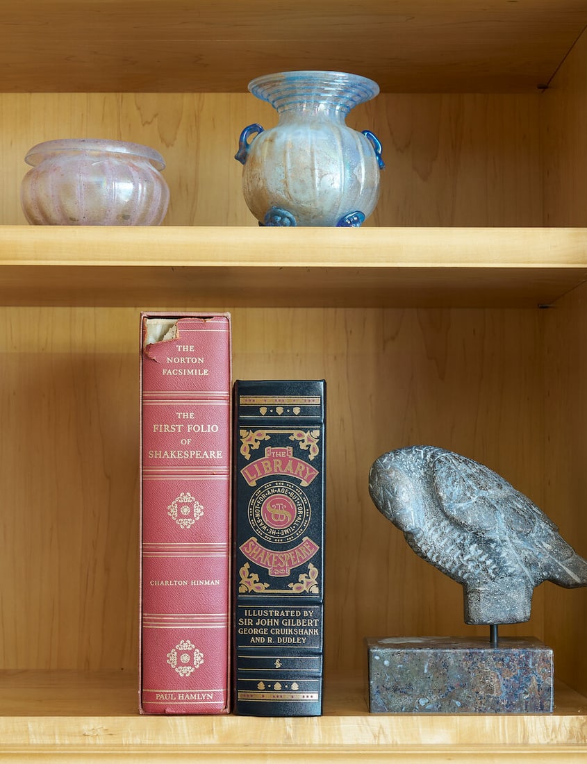 William Shakespeare, two leather bound folios: William Shakespeare, two leather bound folios including The Illustrated Library Shakespeare Edition, 2004, by Robert Frederick, bound by Easton Press in leather with gilt design. Published 2004 and ba