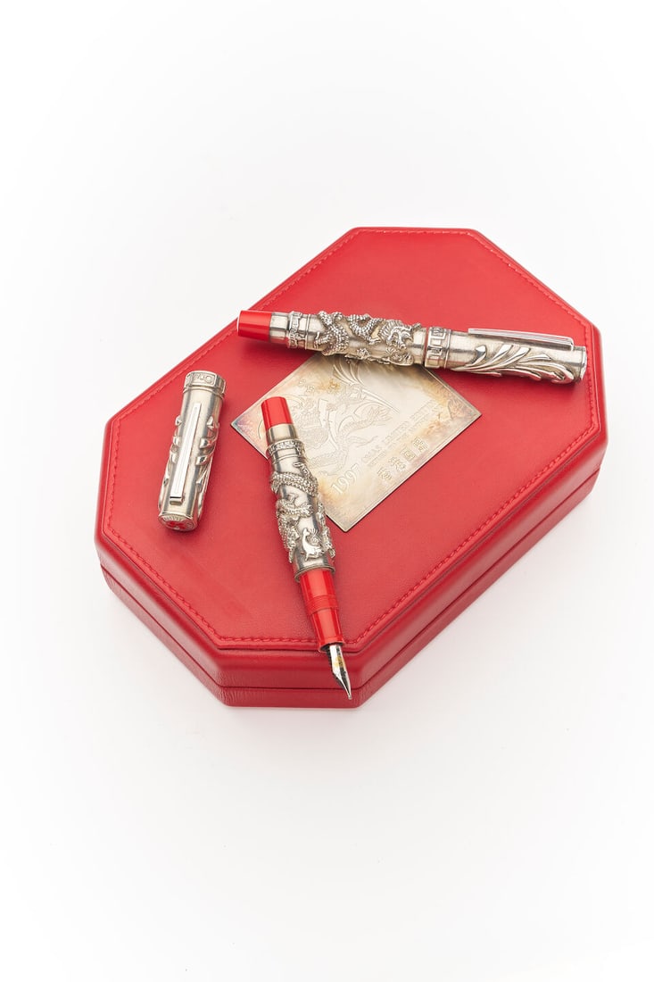 Omas | Hong Kong commemorative 'Return to the Motherland' limited edition, two fine sterling sil...: Omas | Hong Kong commemorative 'Return to the Motherland' limited edition, two fine sterling silver writing instruments Model: Hong Kong Commemorative Return to the Motherland Limited Edition, fountai