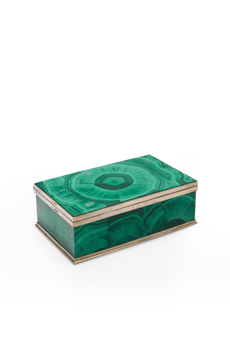 Sterling silver and malachite box: Sterling silver and malachite box Rectangular with sterling silver mounts, Hallmark London circa 1928, maker's mark WTB, measuring 15.5 x 9.5 x 5.5cm. For further information on this lot please visit