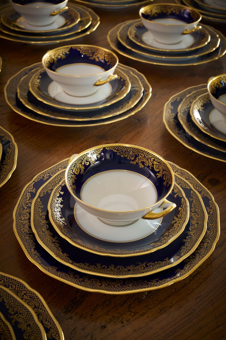 A Hutschenreuther porcelain part dinner service in the 'Madeleine' pattern German, 20th century - 2
