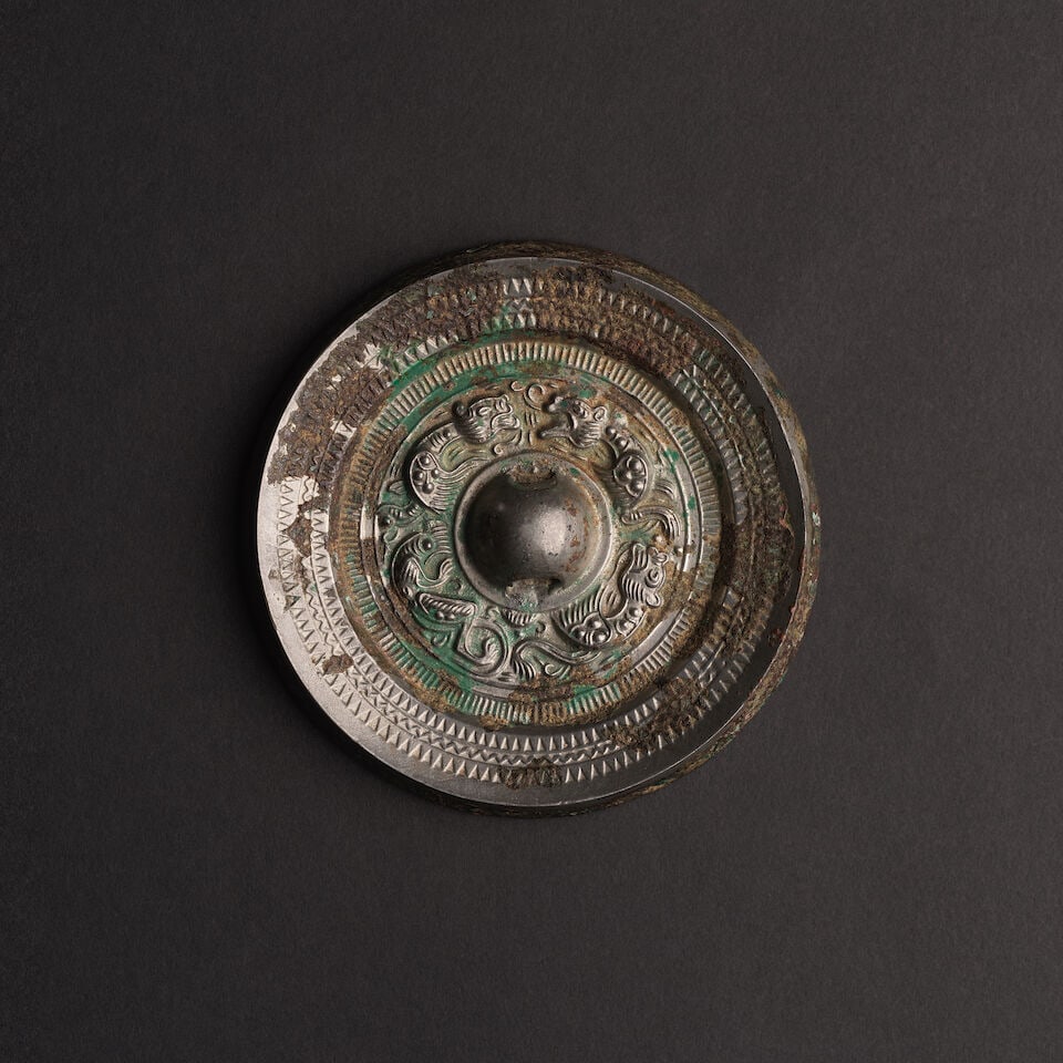 PETIT MIROIR EN BRONZE Fin de la dynastie des Han orientaux (25-220) (1 of 3)