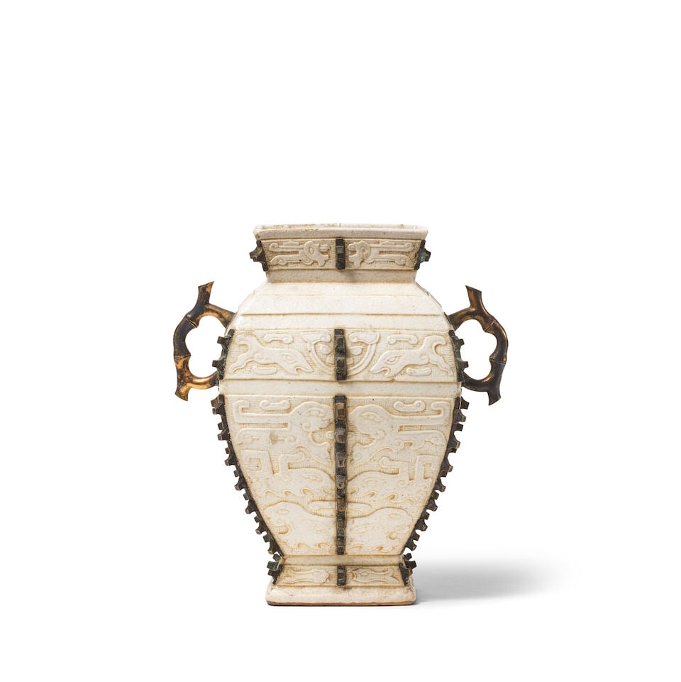 VASE ARCHAÏSANT EN PORCELAINE TENDRE À GLAÇURE BLANCHE Dynastie Qing, XVIIIe/XIXe... (1 of 4)