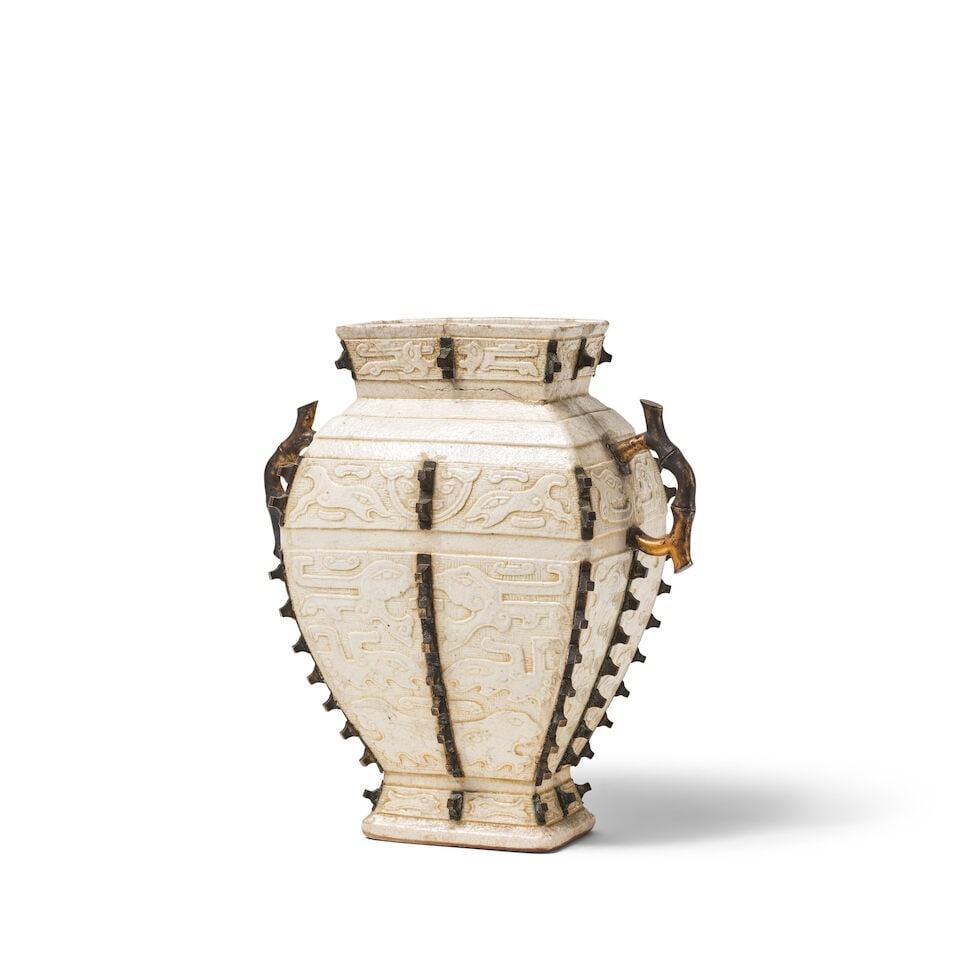 VASE ARCHAÏSANT EN PORCELAINE TENDRE À GLAÇURE BLANCHE Dynastie Qing, XVIIIe/XIXe... - 3
