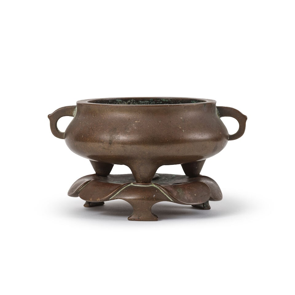 BRÛLE-PARFUM ET SON SOCLE TRIPODE EN BRONZE Dynastie Qing (1644-1911) (2) (1 of 4)