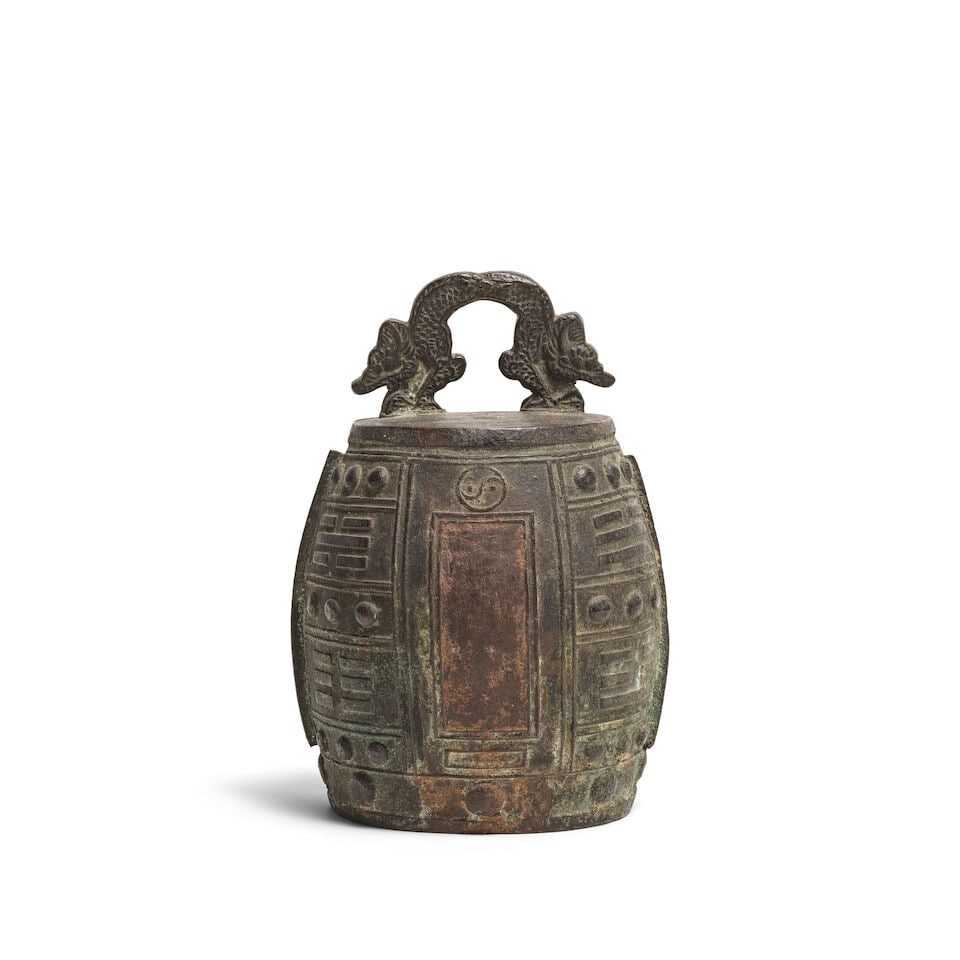 PETITE CLOCHE ARCHAÏSANT EN BRONZE Dynastie Ming, XVIIe siècle (1 of 3)