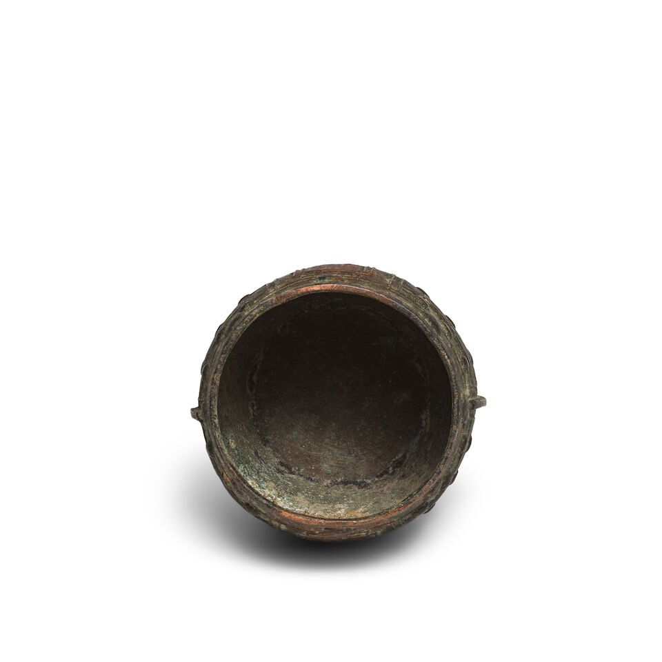 PETITE CLOCHE ARCHAÏSANT EN BRONZE Dynastie Ming, XVIIe siècle - 2