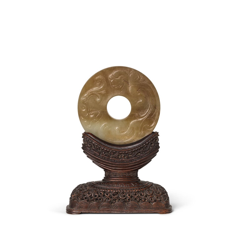 DISQUE BI ARCHAÏSANT EN JADE ET SON SOCLE EN BOIS SCULPTÉ Dynastie Qing, XVIIIe/XIXe s... (1 of 3)