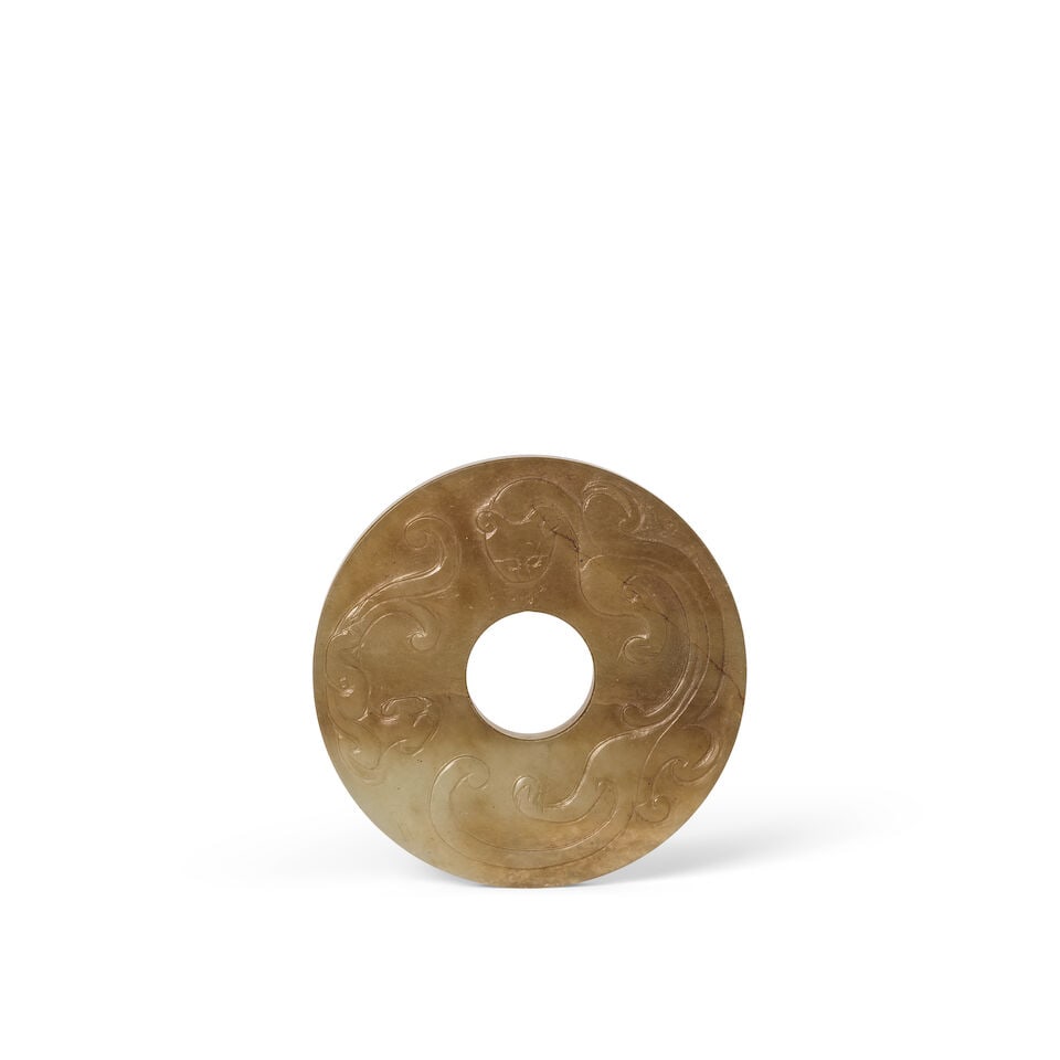 DISQUE BI ARCHAÏSANT EN JADE ET SON SOCLE EN BOIS SCULPTÉ Dynastie Qing, XVIIIe/XIXe s... - 2