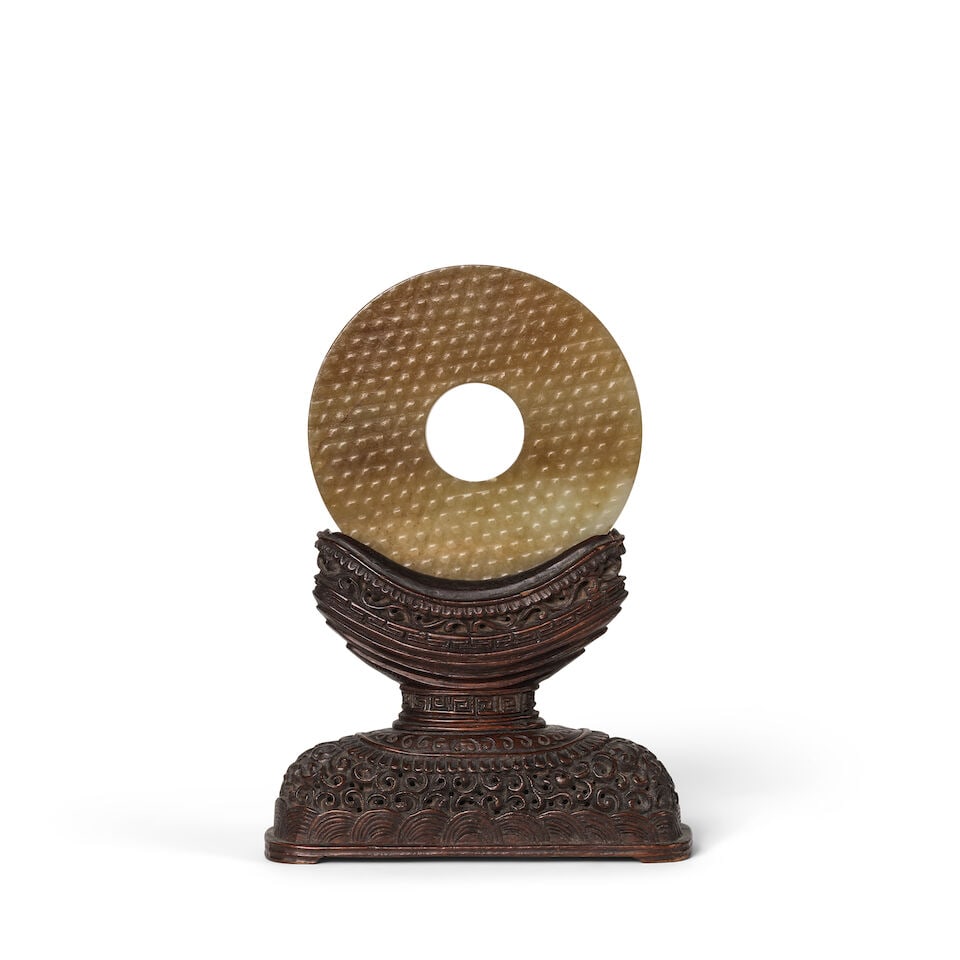 DISQUE BI ARCHAÏSANT EN JADE ET SON SOCLE EN BOIS SCULPTÉ Dynastie Qing, XVIIIe/XIXe s... - 3