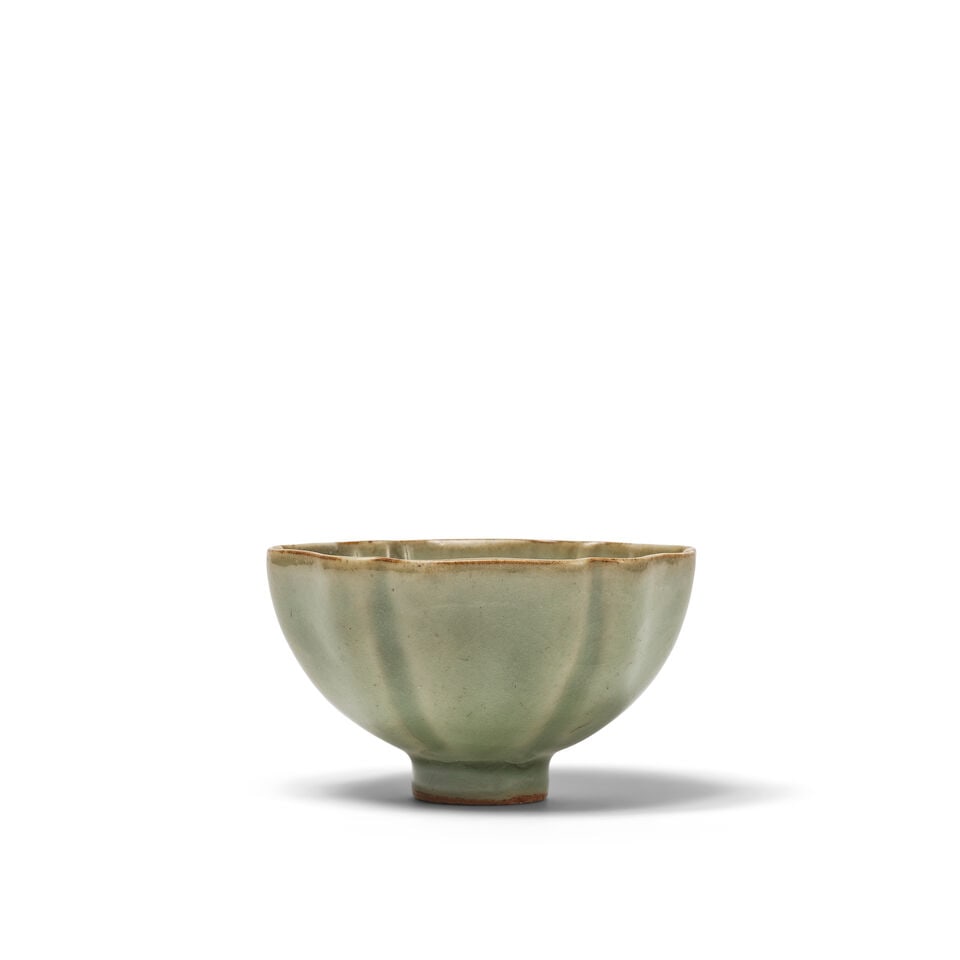 BOL POLYLOBÉ EN GRÈS CÉLADON Dynastie Yuan ou postérieure: BOL POLYLOBÉ EN GRÈS CÉLADON Dynastie Yuan ou postérieure A CELADON-GLAZED LOBED BOWL Yuan Dynasty or later 9.3 cm (3 5/8 in.) diam. Footnotes: 元或更晚