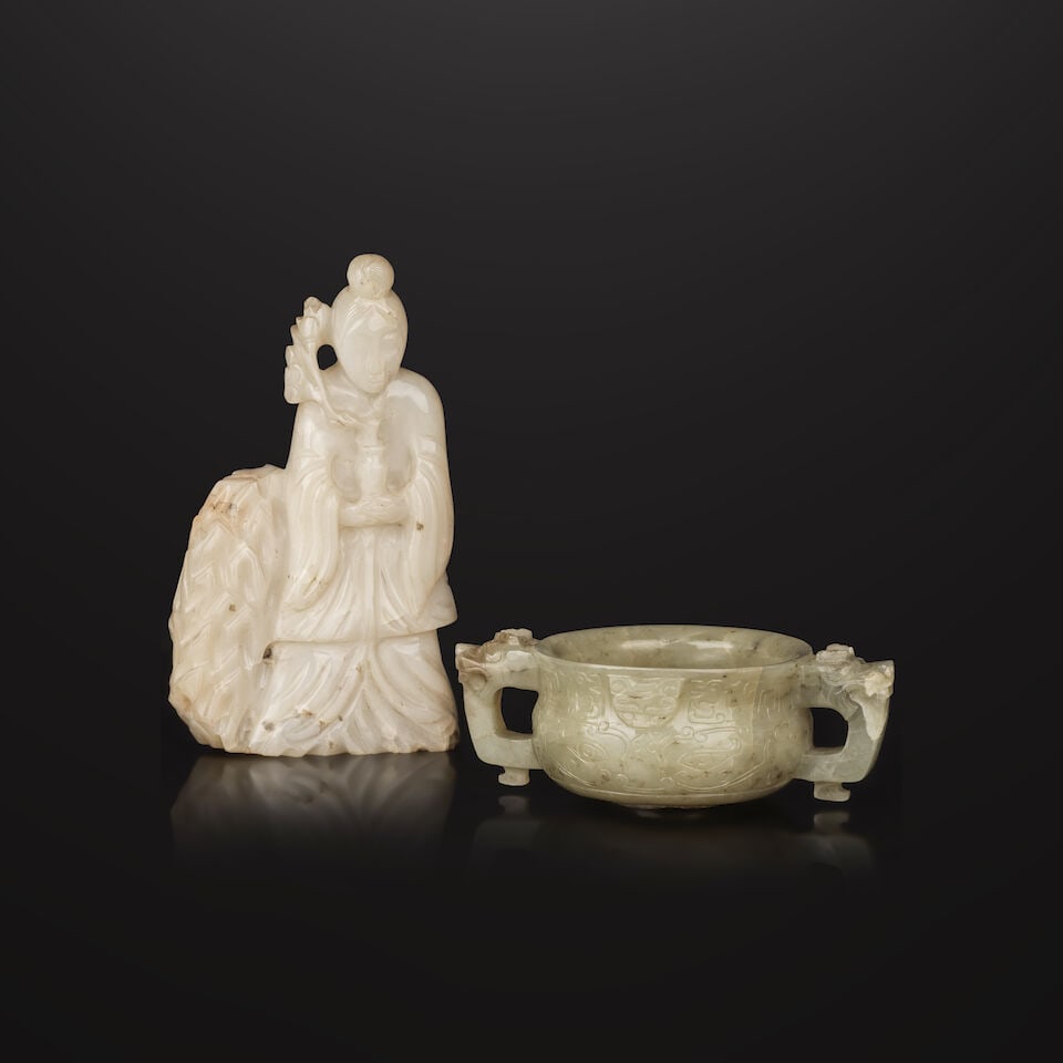 PETITE COUPE À ANSES EN JADE CÉLADON ET STATUETTE DE DAME EN JADE BLANC Dynastie Ming,...: PETITE COUPE À ANSES EN JADE CÉLADON ET STATUETTE DE DAME EN JADE BLANC Dynastie Ming, XVIIe siècle, et Dynastie Qing, XIXe siècle A MOTTLED JADE HANDLED CUP AND A WHITE JADE