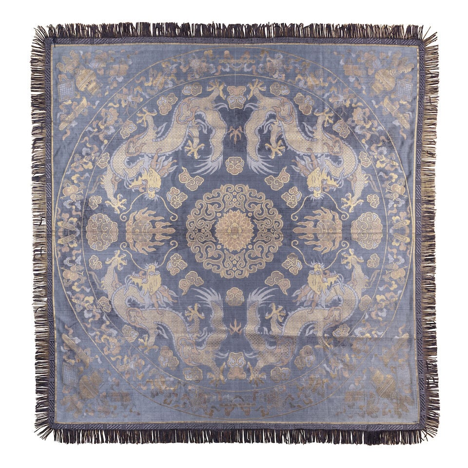 PANNEAU EN SOIE TISSÉE À DÉCOR DE DRAGONS Fin de la Dynastie Qing (1644-1911) (1 of 1)