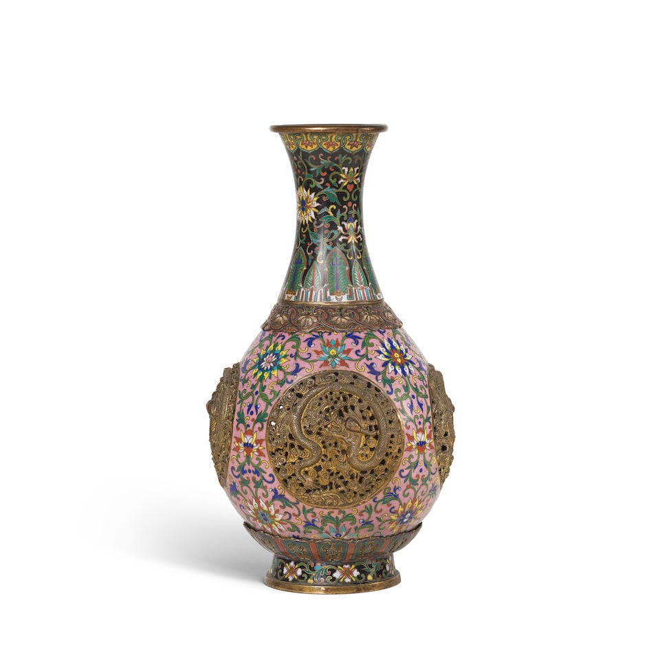 VASE À CŒUR TOURNANT EN ÉMAUX CLOISONNÉS ET CHAMPLEVÉS Fin de la Dynast...: VASE À CŒUR TOURNANT EN ÉMAUX CLOISONNÉS ET CHAMPLEVÉS Fin de la Dynastie Qing (1644-1911) A GILT-BRONZE, CHAMPLEVÉ AND CLOISONNÉ ENAMEL REVOLVING VASE Late Qing Dyn