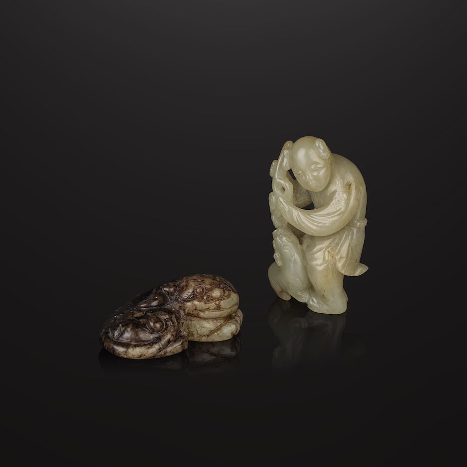DEUX GROUPES EN JADE SCULPTÉ XVIIe/XVIIIe siècle (2): DEUX GROUPES EN JADE SCULPTÉ XVIIe/XVIIIe siècle A BLACK AND GREY JADE FIGURE OF A CROUCHING MYTHICAL BEAST AND A CELADON JADE FIGURE OF A BOY 17th/18th century 5.8 cm (2 1/4 in.) long and