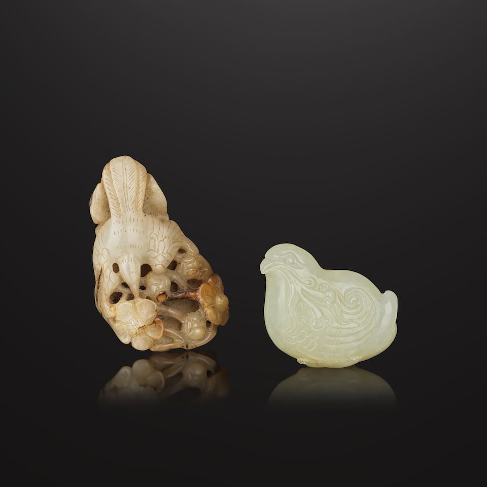 DEUX GROUPES EN JADE SCULPTÉ Dynastie Yuan ou postérieure, et dynastie Qing (2): DEUX GROUPES EN JADE SCULPTÉ Dynastie Yuan ou postérieure, et dynastie Qing TWO CELADON JADE BIRD GROUPS Yuan Dynasty or later, and Qing Dynasty 7 cm (2 3/4 in.) and 5 cm (2 in.) long