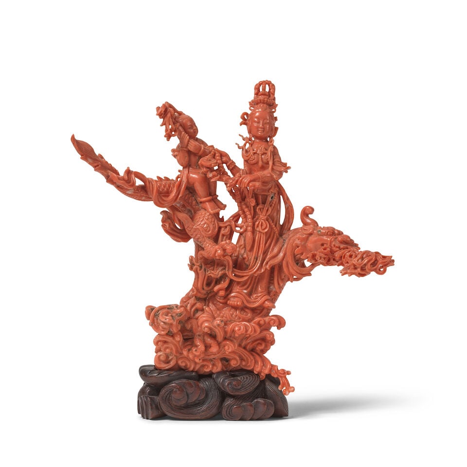 GROUPE EN CORAIL ROUGE SCULPTÉ Fin de la Dynastie Qing (1644-1911) (2): GROUPE EN CORAIL ROUGE SCULPTÉ Fin de la Dynastie Qing (1644-1911) A CARVED RED CORAL FIGURAL GROUP Late Qing Dynasty Wood base. 22 cm (8 5/8 in.) high, 24 cm (9 1/2 in.) wide