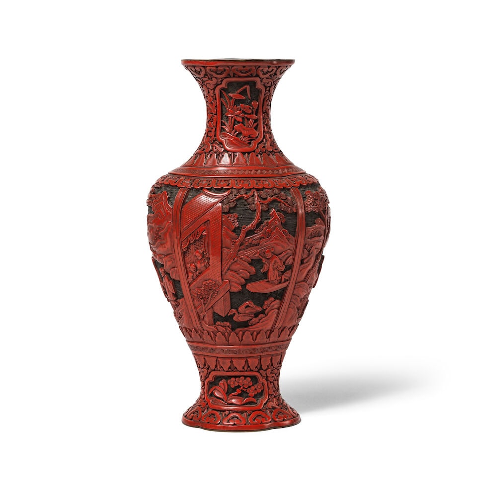 VASE EN LAQUE ROUGE SCULPTÉE Dynastie Qing, XIXe siècle (1 of 5)