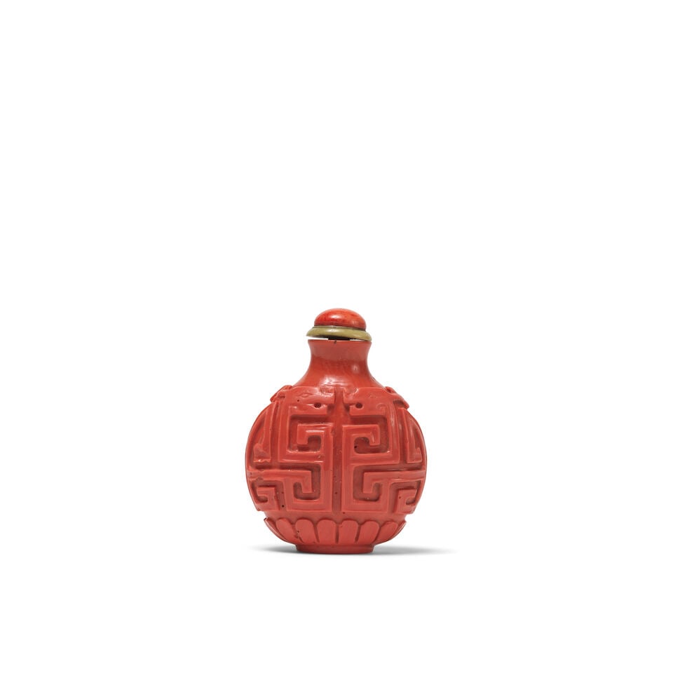 TABATIÈRE EN CORAIL Marque Qianlong (1736-1795) (2): TABATIÈRE EN CORAIL Marque Qianlong (1736-1795) A CORAL SNUFF BOTTLE Qianlong four-character mark 6.4 cm (2 1/2 in.) high (2). Footnotes: 珊瑚雕鼻烟壺