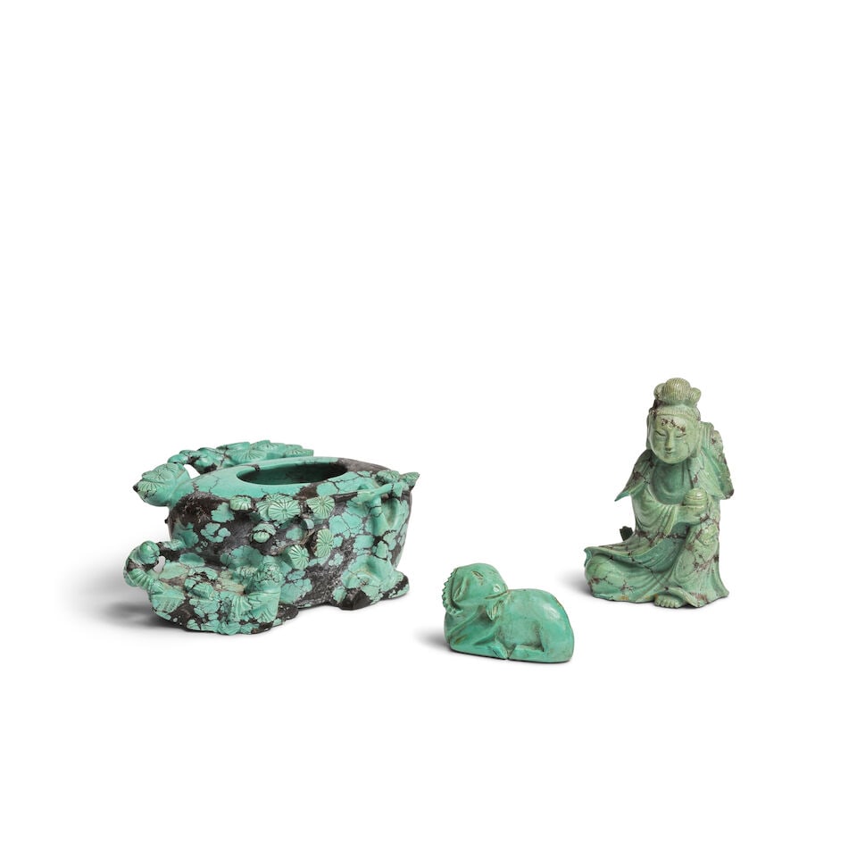 TROIS OBJETS EN TURQUOISE SCULPTÉE Fin de la Dynastie Qing (1644-1911) (3) (1 of 4)