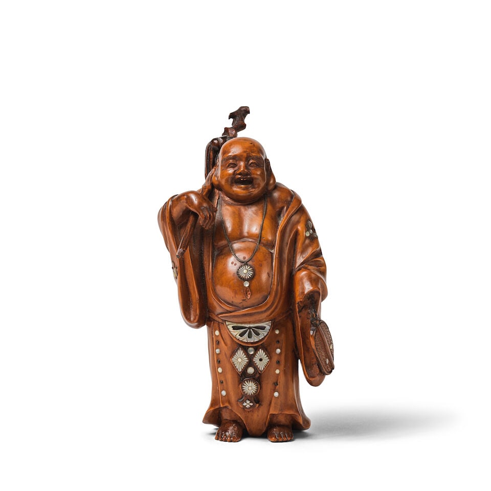 STATUETTE DE BODHIDHARMA EN BUIS ET INCRUSTATIONS EN NACRE ET ARGENT Japon, époque Meiji/Showa: STATUETTE DE BODHIDHARMA EN BUIS ET INCRUSTATIONS EN NACRE ET ARGENT Japon, époque Meiji/Showa A MOTHER-OF-PEARL AND SILVER-INLAID BOXWOOD FIGURE OF BODHIDHARMA Japan, Meiji/Showa period 15 cm (5