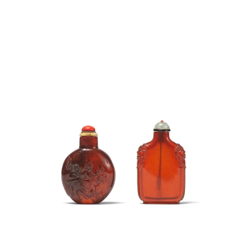 DEUX TABATIÈRES EN AMBRE SCULPTÉ Dynastie Qing, XIXe siècle (2): DEUX TABATIÈRES EN AMBRE SCULPTÉ Dynastie Qing, XIXe siècle TWO AMBER SNUFF BOTTLES Qing Dynasty, 19th century 5.8 cm (2 1/4 in.) and 6.1 cm (2 3/8 in.) high