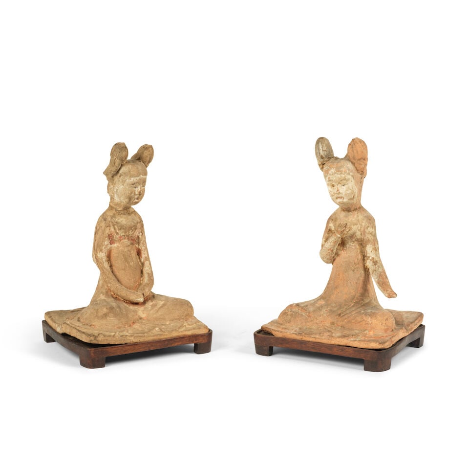 DEUX STATUETTES DE DAMES DE COUR EN TERRE CUITE Dynastie Tang (618-907) (4) (1 of 3)