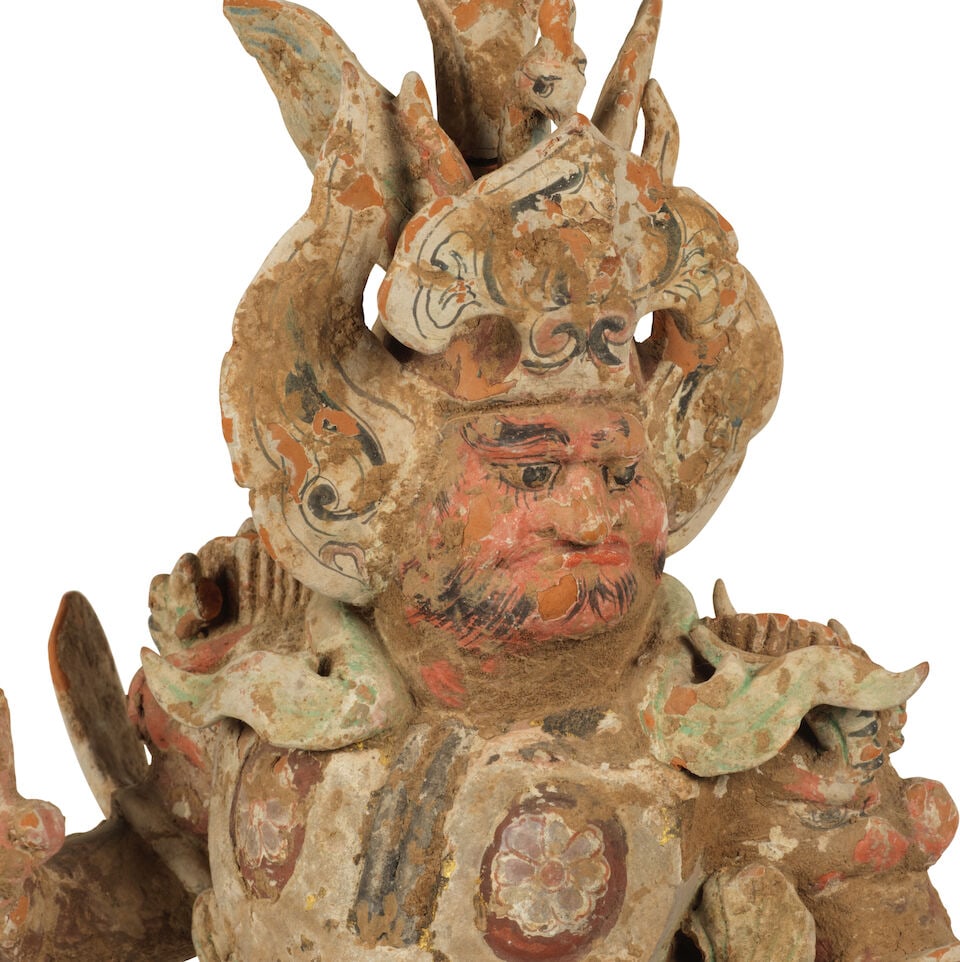 STATUETTE DE LOKAPALA EN TERRE CUITE PEINTE Dynastie Tang (618-907) - 3