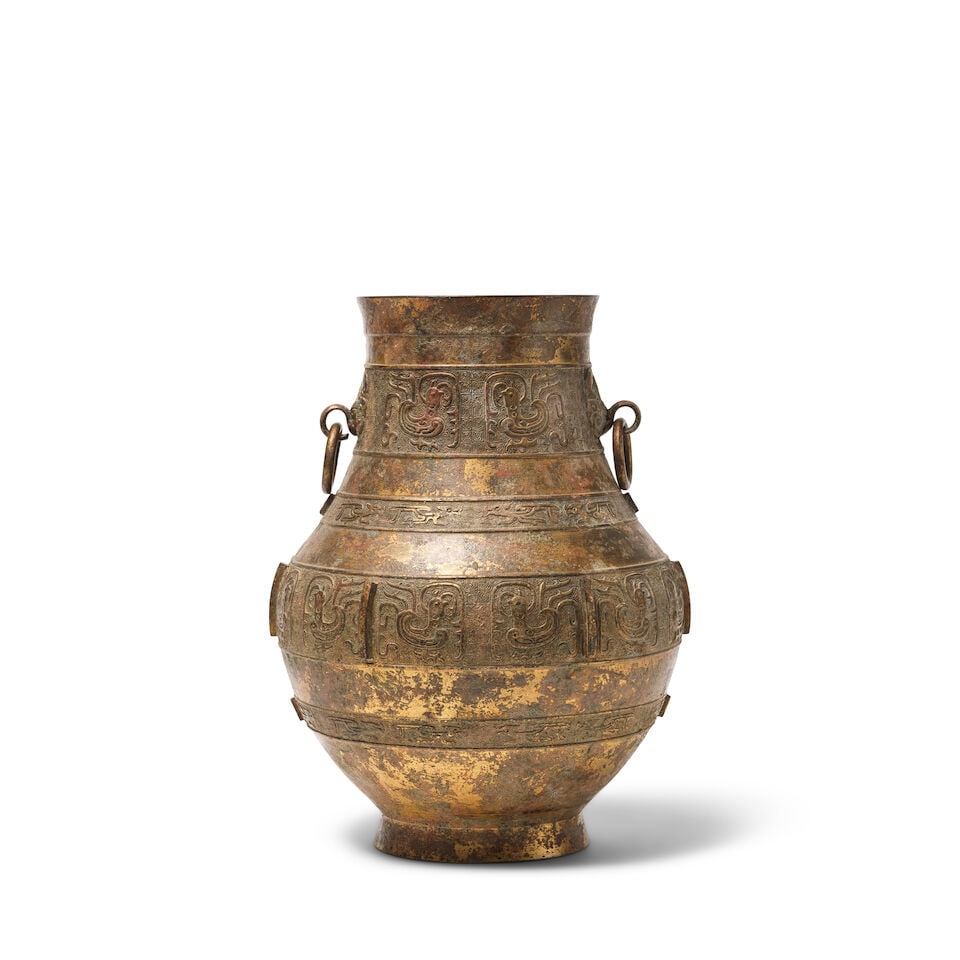 VASE ARCHAÏSANT EN BRONZE DORÉ, HU Fin de la Dynastie Qing (1644-1911) (1 of 3)