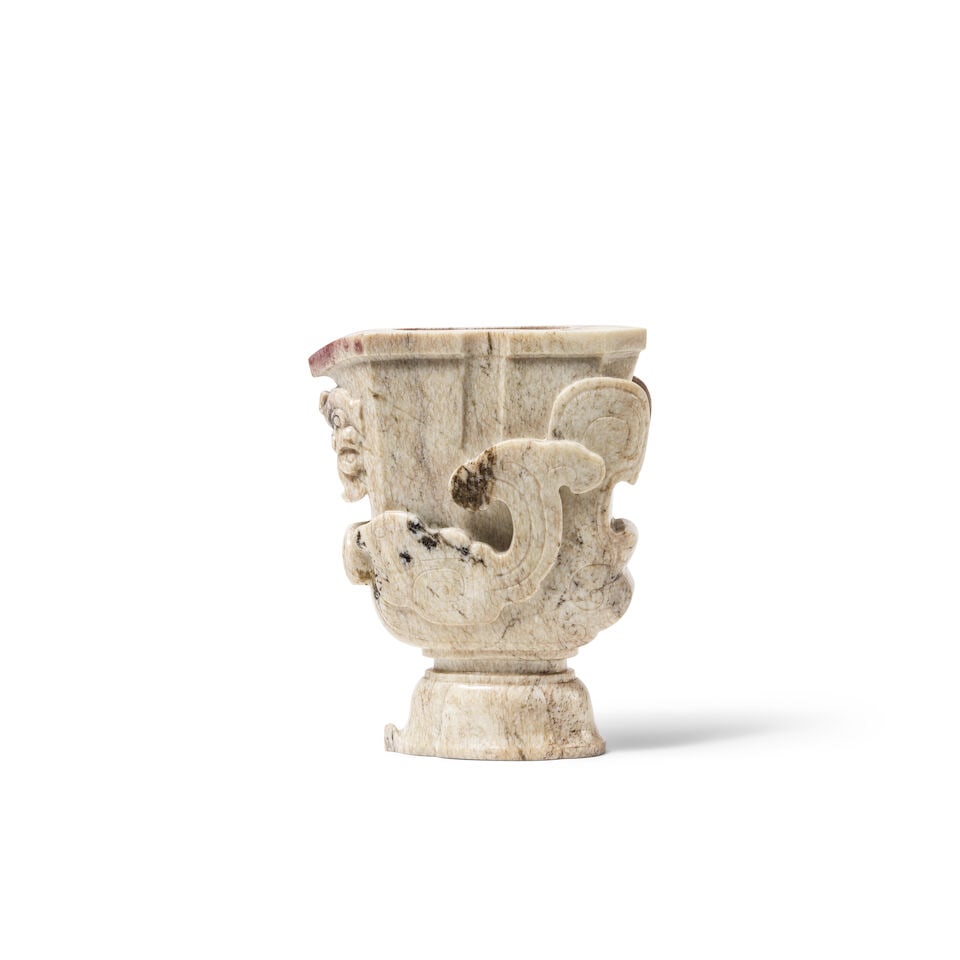 VASE ARCHAΪSANT EN JADE CALCIFIÉ Dynastie Qing, XVIIIe siècle (1 of 4)