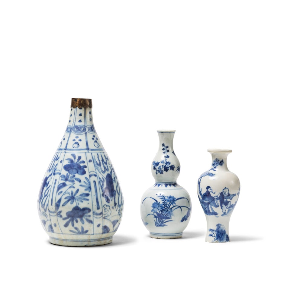 TROIS VASES EN PORCELAINE BLEU BLANC Dynasties Ming et Qing, XVIe et XVIIIe/XIXe siècle (3) (1 of 3)