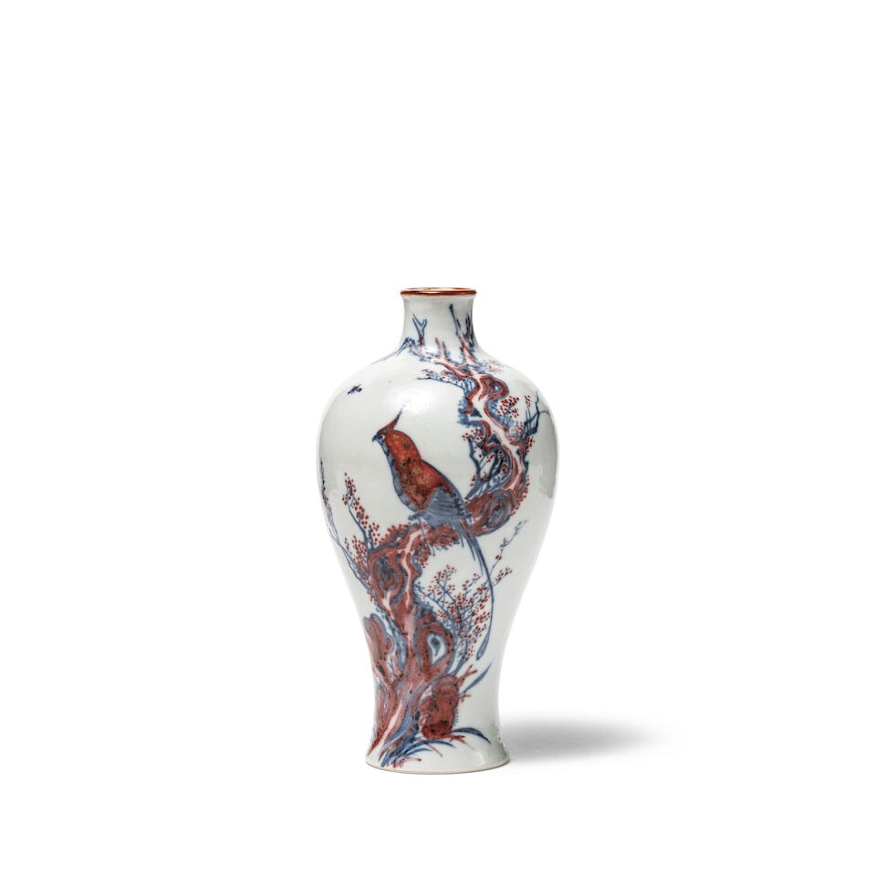 PETIT VASE EN PORCELAINE BLEU BLANC ET ROUGE DE CUIVRE, MEIPING Dynastie Qing, XIXe siècle (2) (1 of 3)