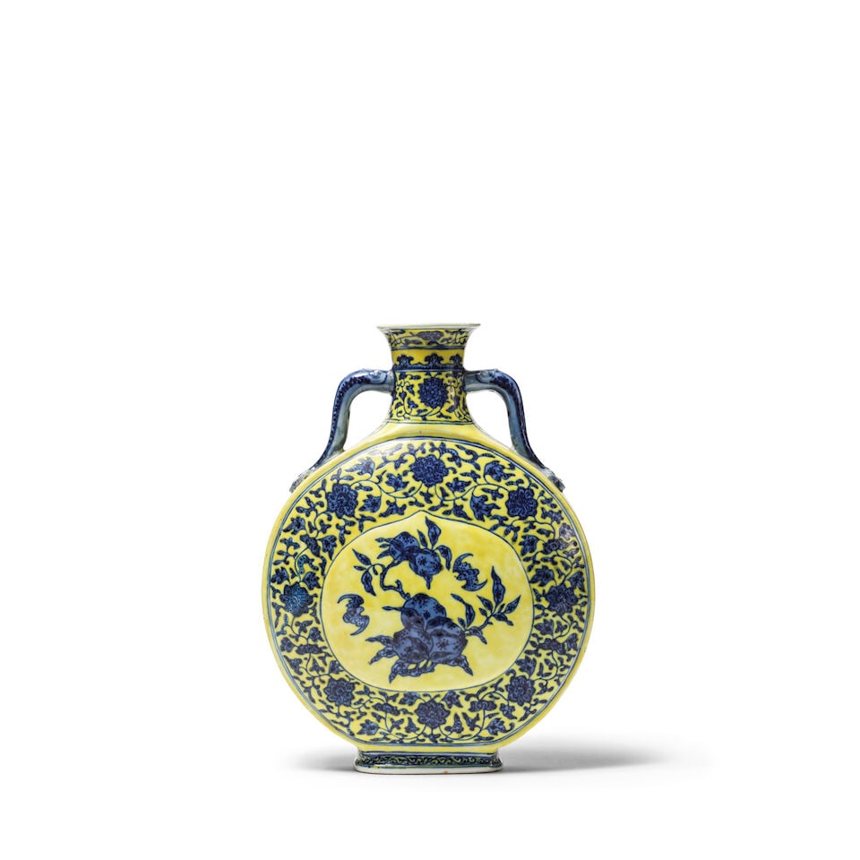 VASE EN PORCELAINE BLEU BLANC À FOND JAUNE Fin de la Dynastie Qing (1644-1911) (1 of 3)