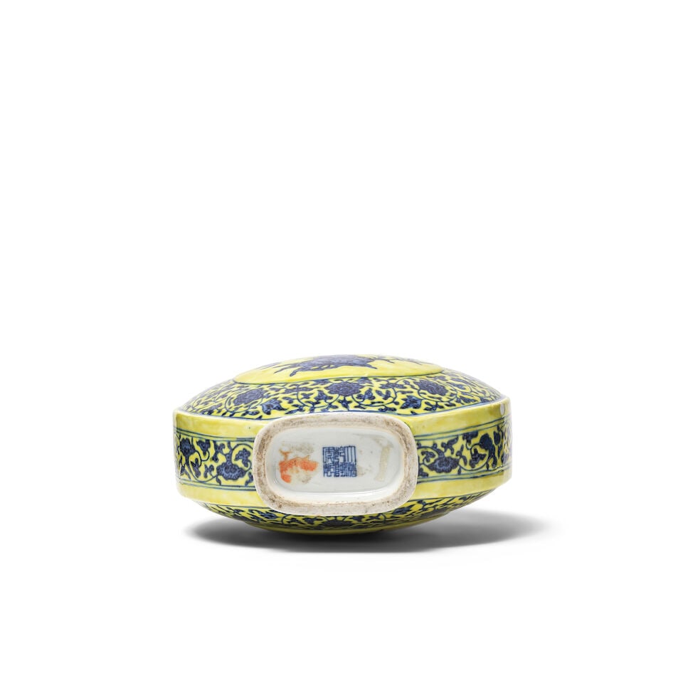 VASE EN PORCELAINE BLEU BLANC À FOND JAUNE Fin de la Dynastie Qing (1644-1911) - 2