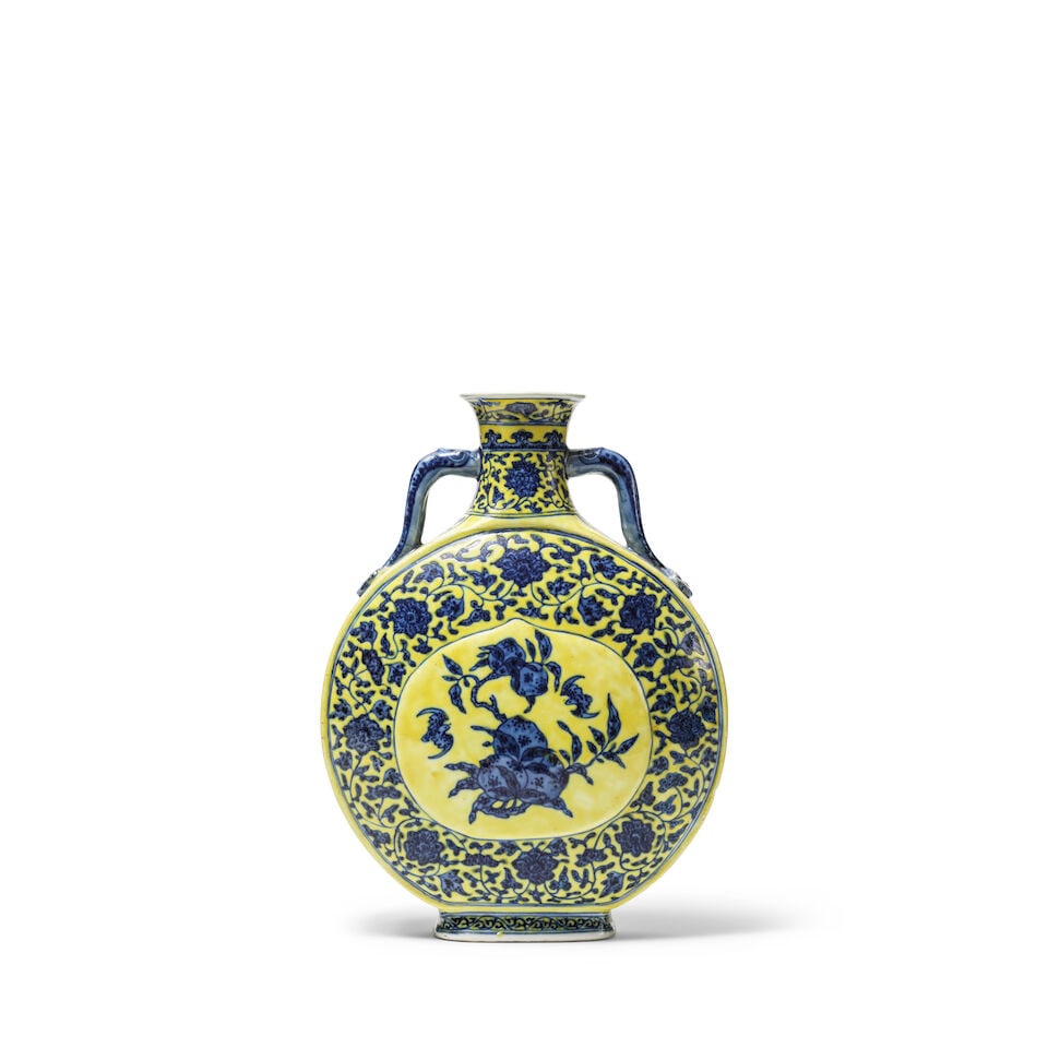 VASE EN PORCELAINE BLEU BLANC À FOND JAUNE Fin de la Dynastie Qing (1644-1911) - 3