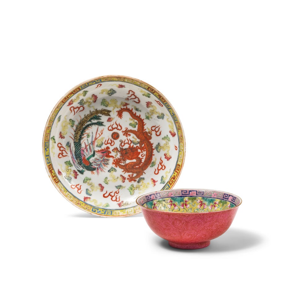 ASSIETTE ET BOL EN PORCELAINE DE LA FAMILLE ROSE Fin de la Dynastie Qing (1644-1911) (2): ASSIETTE ET BOL EN PORCELAINE DE LA FAMILLE ROSE Fin de la Dynastie Qing (1644-1911) A FAMILLE-ROSE SAUCER DISH AND BOWL Late Qing Dynasty 18.5 cm (7 1/4 in.) and 12.5 cm (4 7/8 in.) diam. (2). Footno