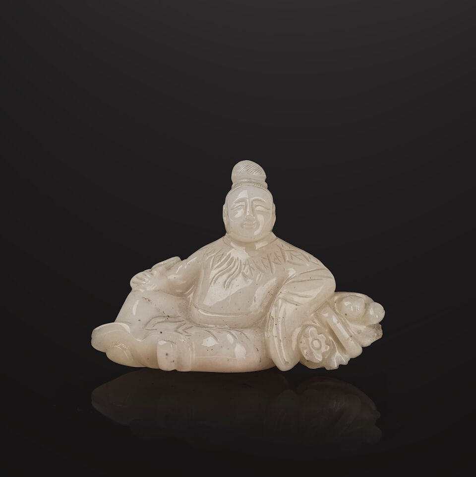 PETITE STATUETTE D'UN LETTRÉ ASSIS EN AGATE CORNALINE BLANCHE SCULPTÉE Dynastie Qing, ...: PETITE STATUETTE D'UN LETTRÉ ASSIS EN AGATE CORNALINE BLANCHE SCULPTÉE Dynastie Qing, XVIIIe/XIXe siècle A SMALL CARVED WHITE CARNELIAN AGATE FIGURE OF A SEATED SCHOLAR Qing Dynasty,
