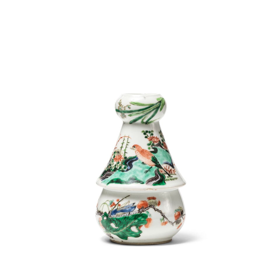PETIT VASE EN PORCELAINE DE LA FAMILLE VERTE Dynastie Qing, Époque Kangxi (1662-1722) (1 of 3)