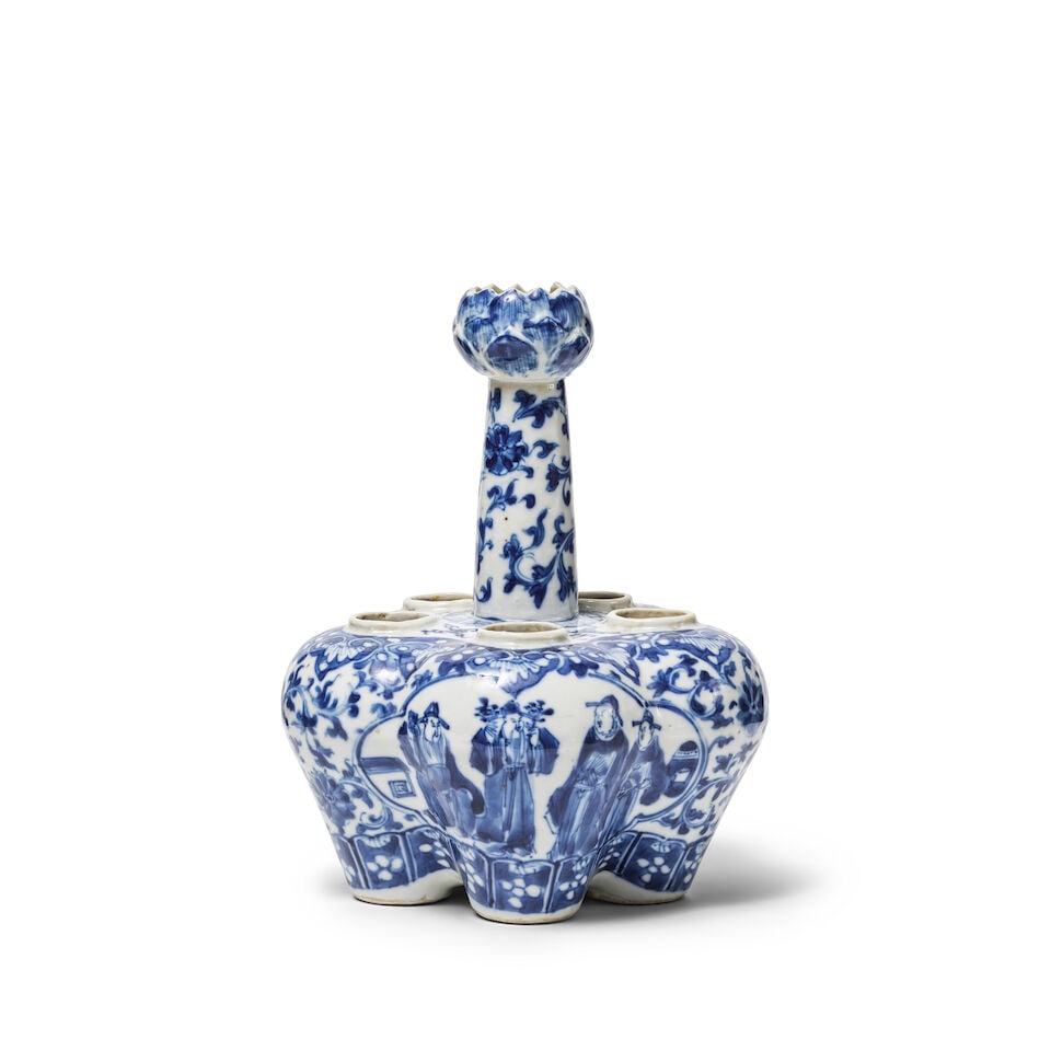 VASE TULIPE EN PORCELAINE BLEU BLANC Dynastie Qing, époque Kangxi (1662-1722) (1 of 3)