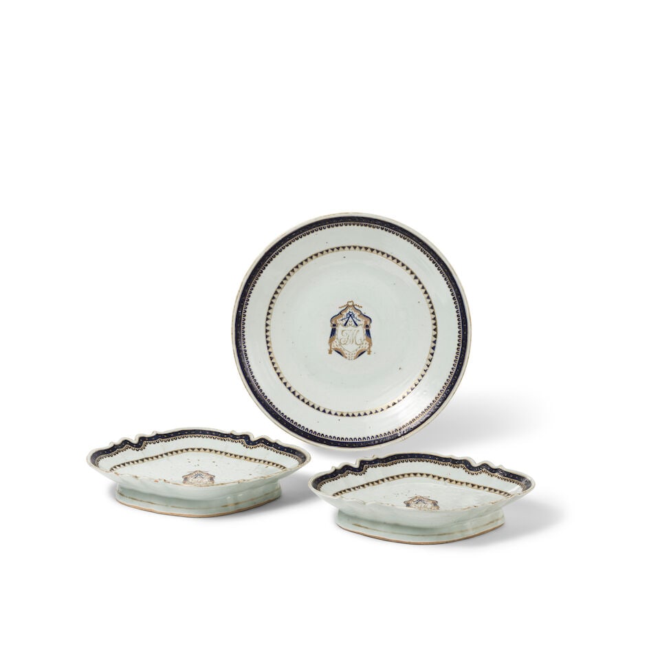 TROIS ASSIETTES EN PORCELAINE À DÉCOR ARMORIÉ Dynastie Qing, XVIIIe siècle (3): TROIS ASSIETTES EN PORCELAINE À DÉCOR ARMORIÉ Dynastie Qing, XVIIIe siècle THREE CHINESE EXPORT ARMORIAL DISHES Qing Dynasty, 18th century 34.5 cm (13 5/8 in.), 30.8 cm (12 1/8 in.