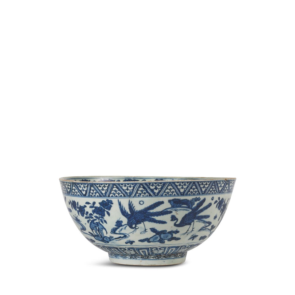 GRAND BOL EN PORCELAINE BLEU BLANC Dynastie Ming, XVIe/XVIIe siècle: GRAND BOL EN PORCELAINE BLEU BLANC Dynastie Ming, XVIe/XVIIe siècle A LARGE BLUE AND WHITE BOWL Ming Dynasty, 16th/17th century 35 cm (13 3/4 in.) diam. Footnotes: 明 十六/Õ
