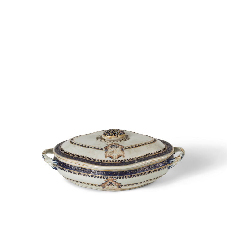 TERRINE COUVERTE EN PORCELAINE À DÉCOR ARMORIÉ Dynastie Qing, XVIIIe siècle...: TERRINE COUVERTE EN PORCELAINE À DÉCOR ARMORIÉ Dynastie Qing, XVIIIe siècle A CHINESE EXPORT ARMORIAL TUREEN AND COVER Qing Dynasty, 18th century 24 cm (9 1/2 in.) long across hand