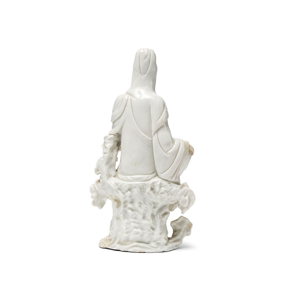 STATUETTE DE GUANYIN EN PORCELAINE BLANC DE CHINE Dynastie Qing, XVIIIe siècle - 4