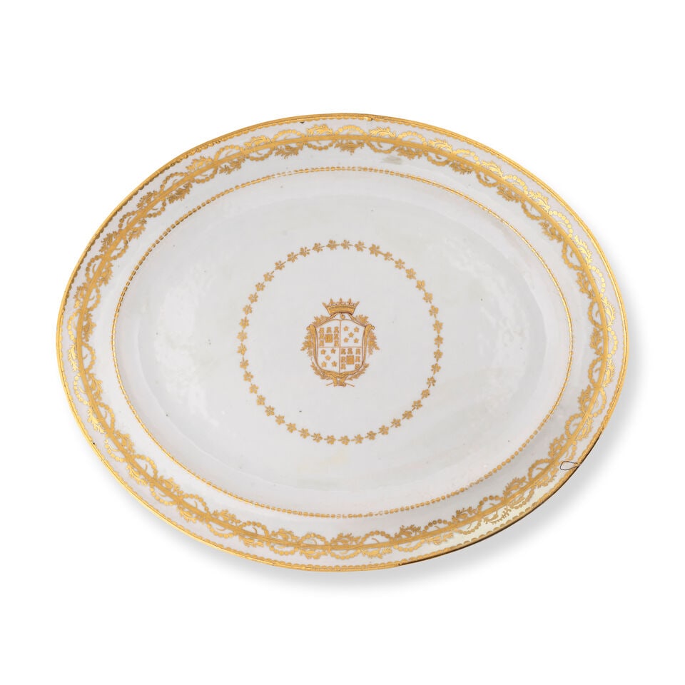 GRAND PLAT OVALE EN PORCELAINE À DÉCOR ARMORIÉ DORÉ Dynastie Qing, XVIIIe si... (1 of 2)