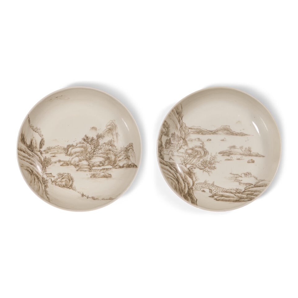 PAIRE D'ASSIETTES EN PORCELAINE À DÉCOR EN GRISAILLE XVIIIe siècle ou postér... (1 of 2)