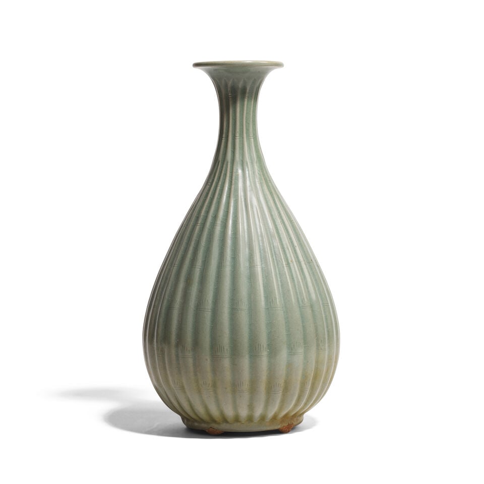 VASE À CANNELURES À GLAÇURE CÉLADON Dynastie Goryeo ou postérieur 32.5 ... (1 of 4)