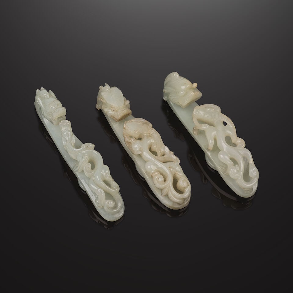 TROIS BOUCLES DE CEINTURE EN JADE CÉLADON Dynastie Qing, XIXe siècle (3) (1 of 2)